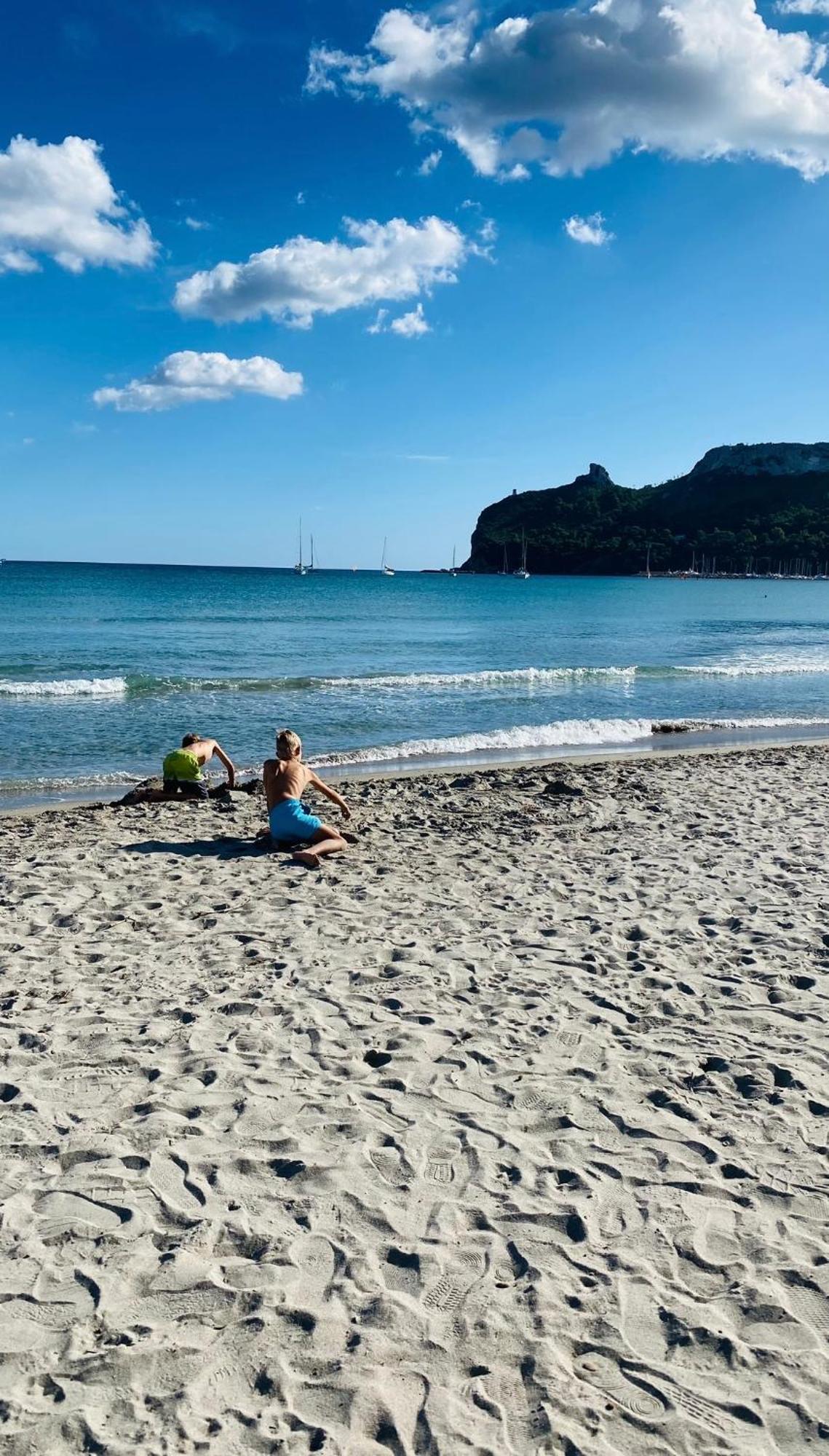 Poetto Beach Apartment กวาร์ตู ซานเตเลนา ภายนอก รูปภาพ